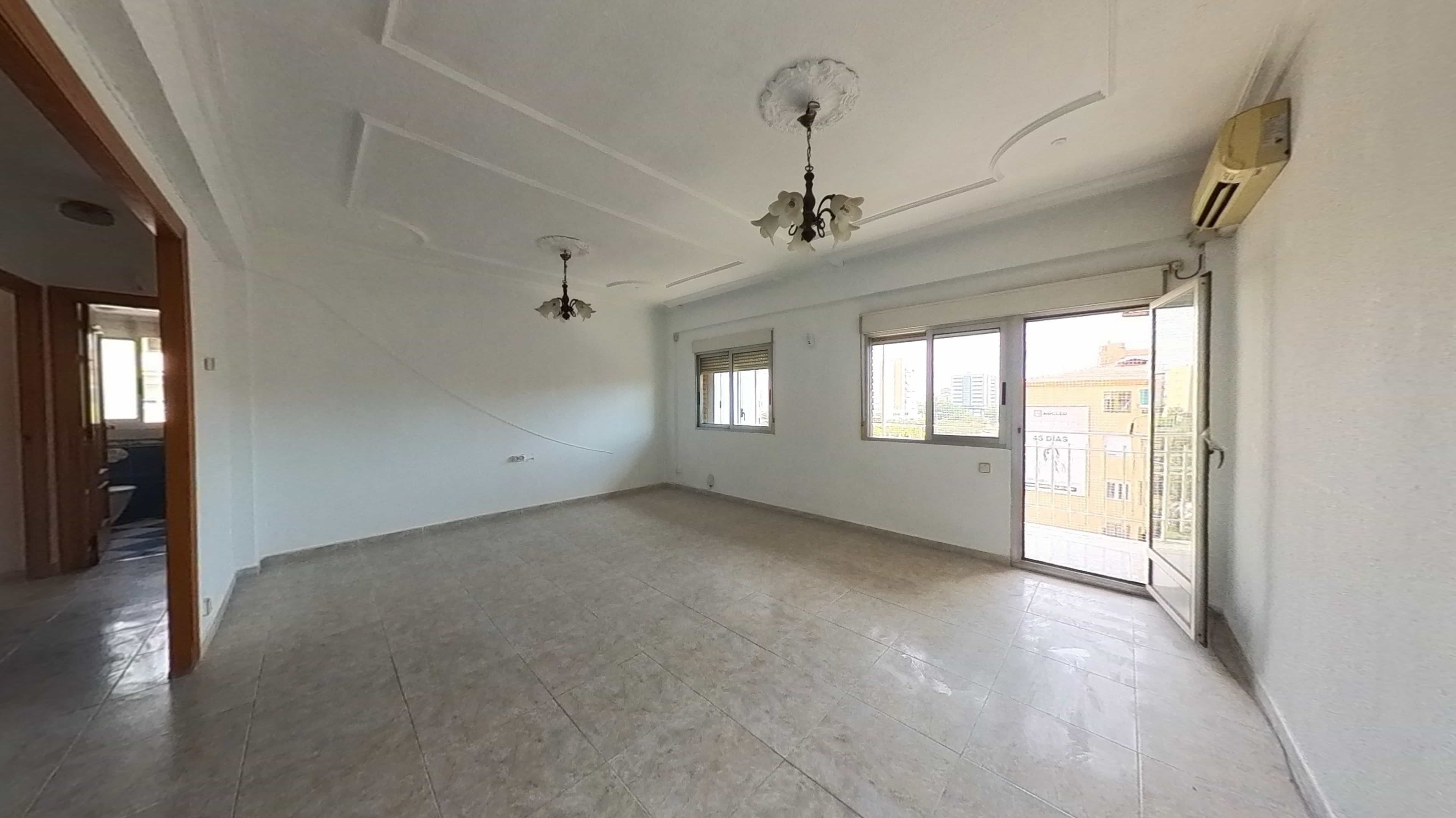 Salón amplio y luminoso de la vivienda